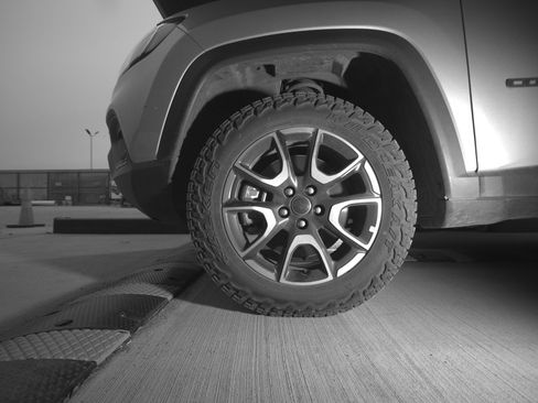 Used 2025 Jeep Compass Trailhawk image 12