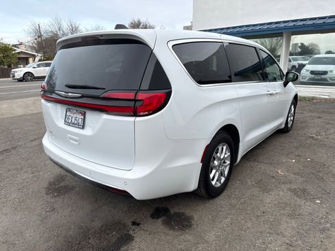 Used 2023 Chrysler Pacifica Touring-L image 5