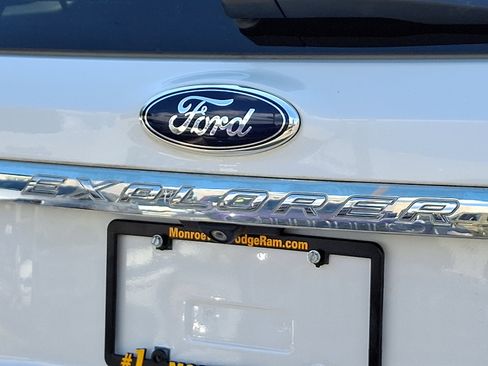 Used 2015 Ford Explorer XLT w/ Equipment Group 202A AWD/4WD image 30