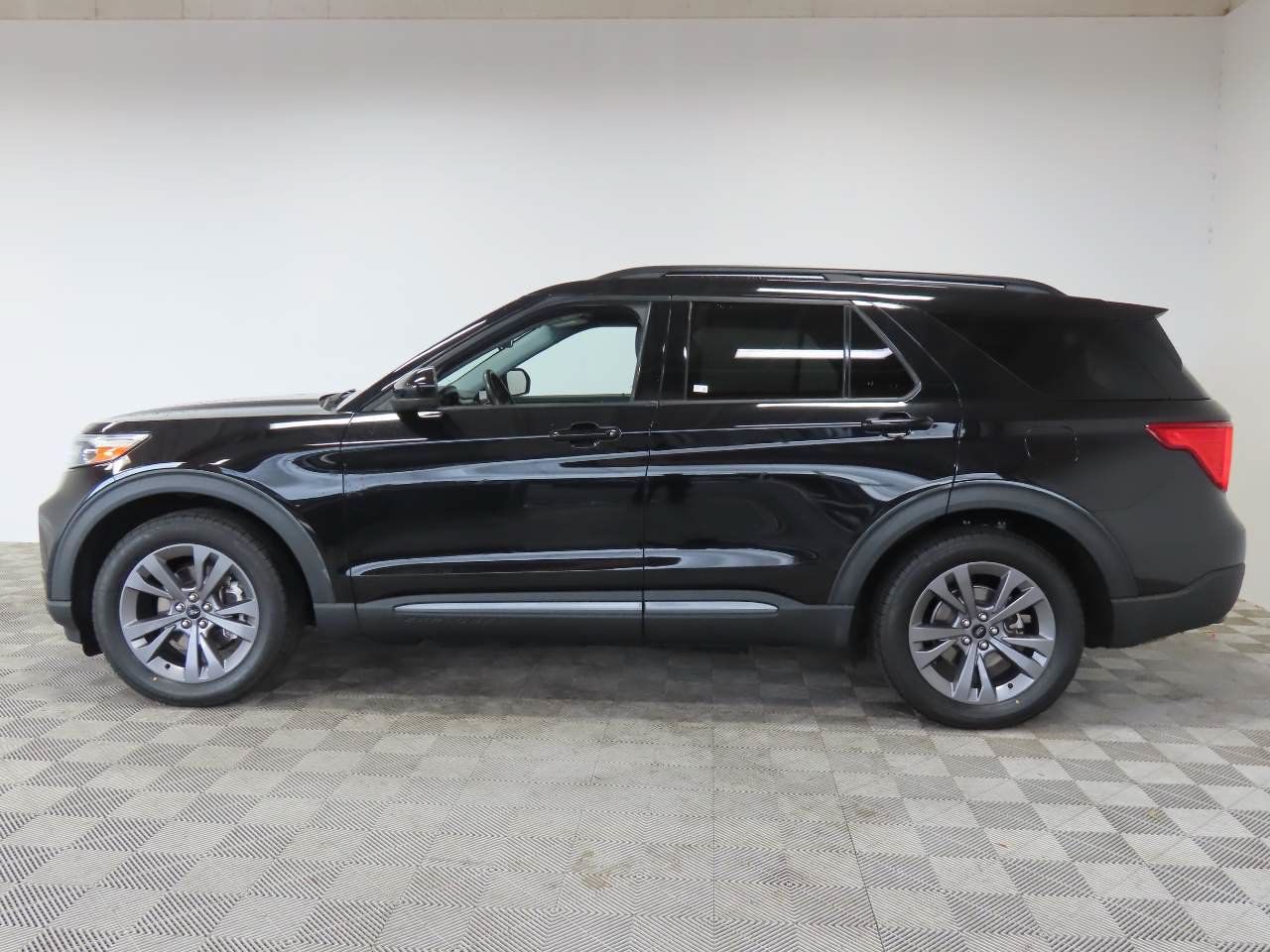 Used 2023 Ford Explorer XLT w/ Equipment Group 202A RWD image 5