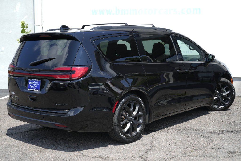 Used 2025 Chrysler Pacifica Limited FWD image 3