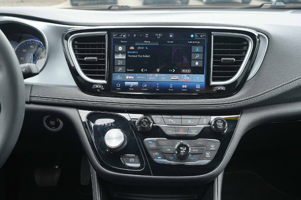 Used 2025 Chrysler Pacifica Limited FWD image 30