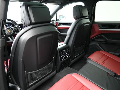 Certified 2024 Porsche Cayenne Coupe AWD/4WD image 8