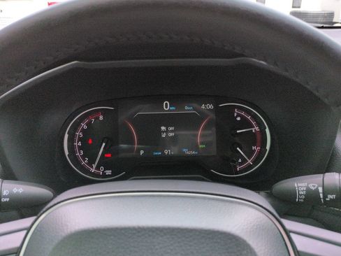 Used 2025 Toyota RAV4 XLE Premium FWD image 28