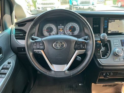 Used 2015 Toyota Sienna SE w/ SE Preferred Package FWD image 9