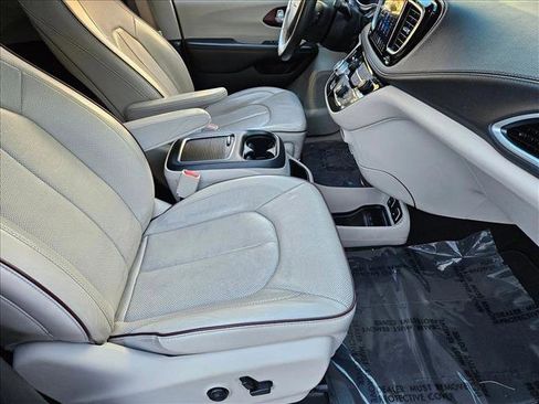 Used 2017 Chrysler Pacifica Limited w/ UConnect Theater Package image 21
