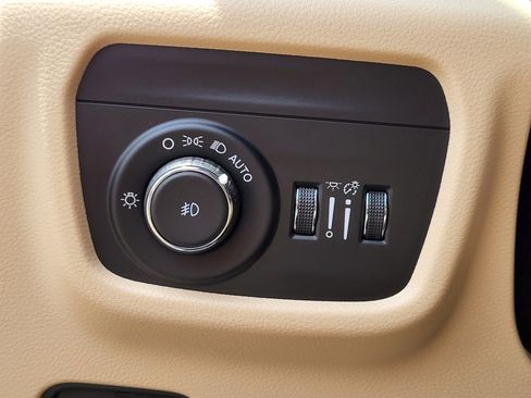 Used 2023 Jeep Grand Cherokee Limited w/ Luxury Tech Group II AWD/4WD image 15