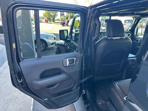 Used 2023 Jeep Wrangler Unlimited Sahara AWD/4WD image 22