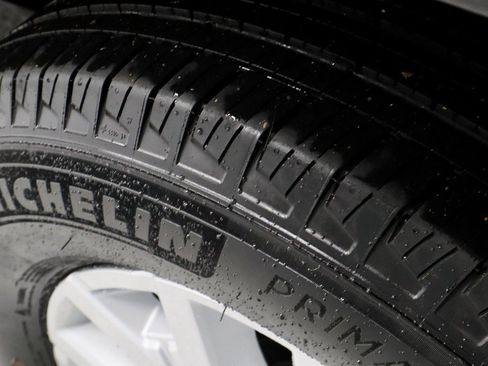 Certified 2024 Nissan Frontier SV w/ Technology Package image 21