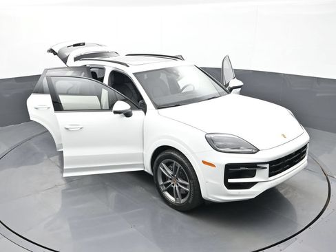 Certified 2025 Porsche Cayenne AWD/4WD image 32