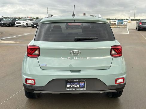 Used 2025 Hyundai Venue SEL FWD image 12