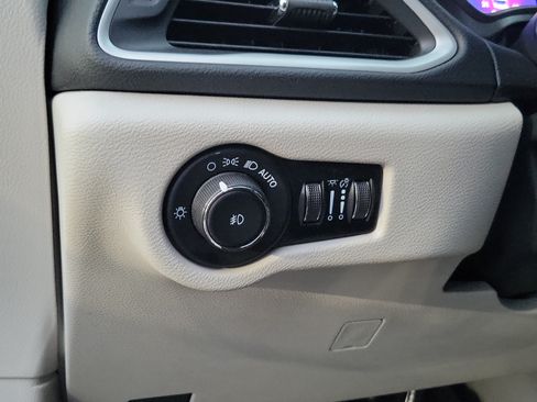 Used 2023 Chrysler Pacifica Touring-L FWD image 16