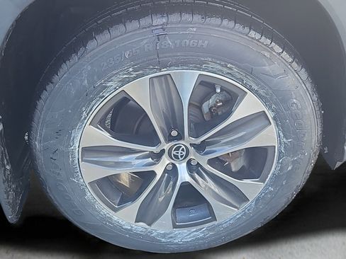Used 2023 Toyota Highlander image 4