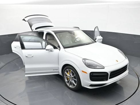 Used 2022 Porsche Cayenne GTS AWD/4WD image 33