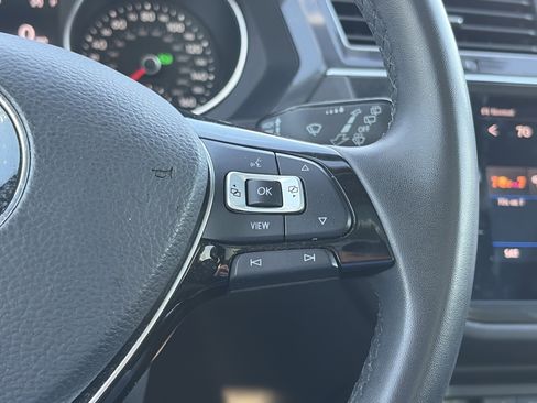 Used 2020 Volkswagen Tiguan SE w/ Panoramic Sunroof Package image 22