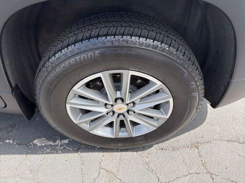 Used 2023 Chevrolet Traverse LT image 9