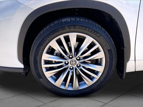 Used 2020 Toyota Highlander Platinum image 11