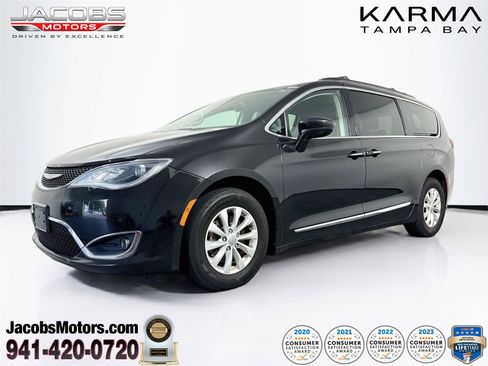 Used 2017 Chrysler Pacifica Touring-L FWD image 1