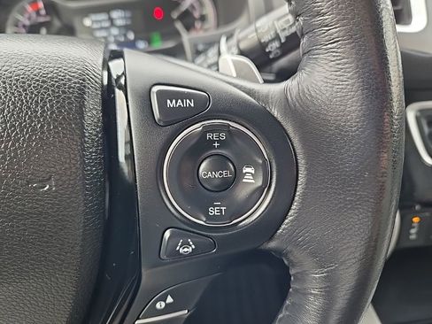 Used 2018 Honda Pilot Touring image 12