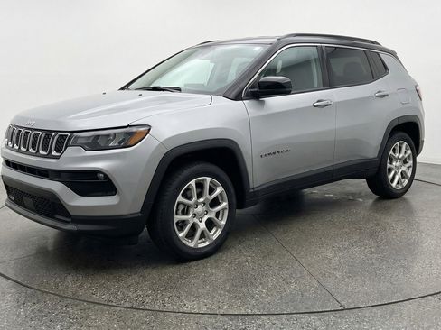 Used 2025 Jeep Compass Limited image 3