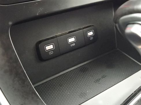 Used 2023 Kia Carnival LX image 31