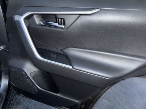 Used 2020 Toyota RAV4 XLE image 19