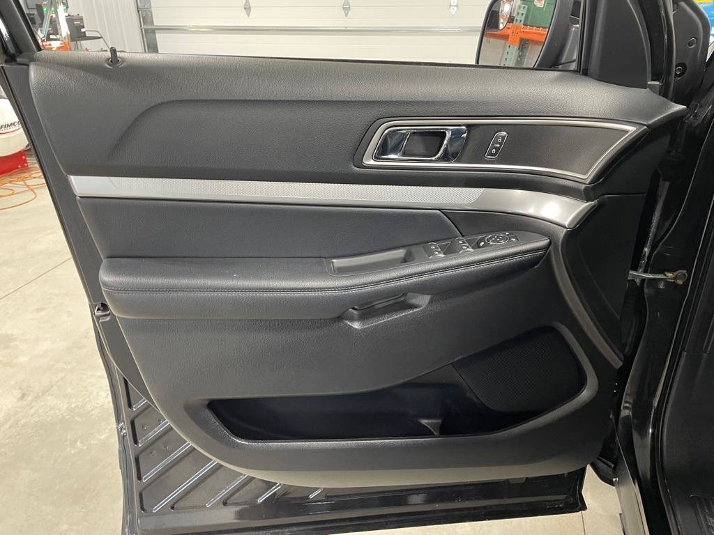 Used 2017 Ford Explorer XLT w/ Equipment Group 202A AWD/4WD image 13