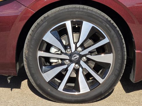 Used 2024 Nissan Sentra SV w/ SV Premium Package image 8