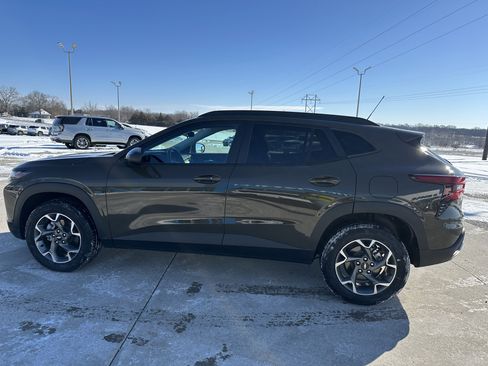 Used 2024 Chevrolet Trax LT w/ LT Convenience Package image 4