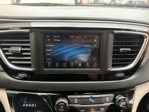 Used 2020 Chrysler Pacifica Touring-L FWD image 18