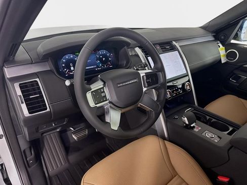 New 2025 Land Rover Discovery Dynamic SE image 9