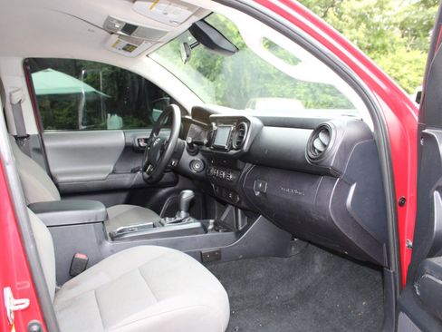 Used 2019 Toyota Tacoma SR image 18