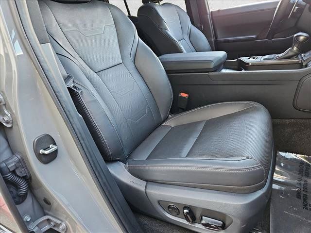 Used 2025 Lexus GX 550 w/ Accessory Package (Z1) AWD/4WD image 22