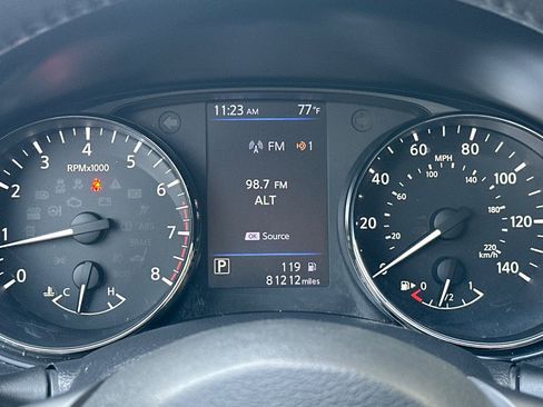 Used 2018 Nissan Rogue SV w/ Premium Package image 32