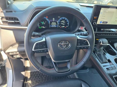 Used 2025 Toyota Sienna XSE w/ XSE Plus Package AWD/4WD image 6