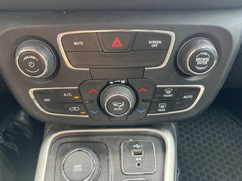 Used 2020 Jeep Compass Latitude w/ Cold Weather Group AWD/4WD image 15
