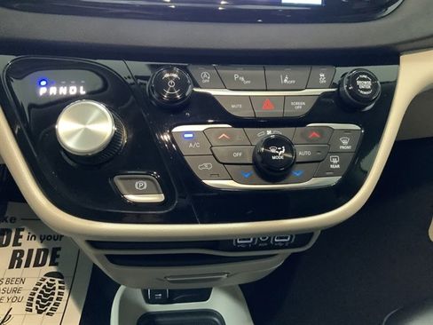 Used 2024 Chrysler Pacifica Touring-L FWD image 39