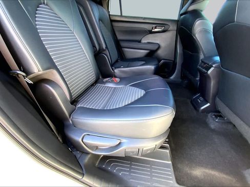 Used 2023 Toyota Highlander XSE FWD image 19