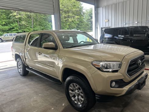 Used 2017 Toyota Tacoma SR5 w/ Tow Package RWD image 6