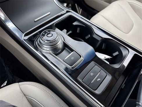 Used 2020 Ford Edge Titanium image 22