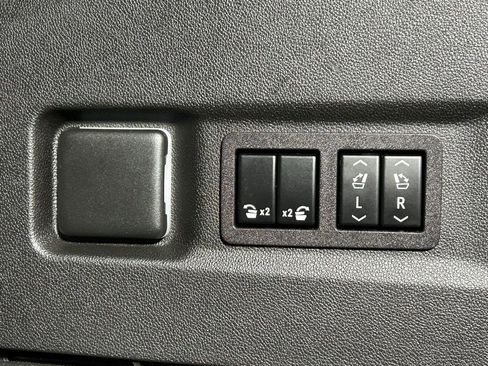 Used 2023 GMC Yukon XL AT4 w/ Technology Package image 16