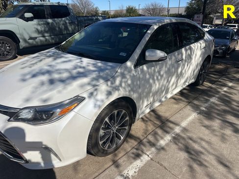 Used 2016 Toyota Avalon XLE Premium image 2
