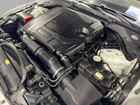 Used 2018 Jaguar XE Premium image 38