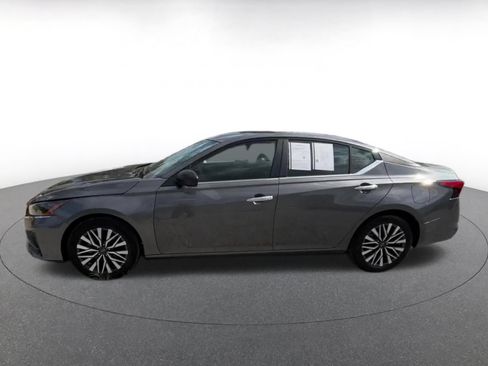 Used 2025 Nissan Altima 2.5 SV FWD image 7