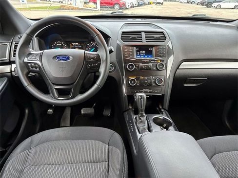Used 2019 Ford Explorer XLT image 11