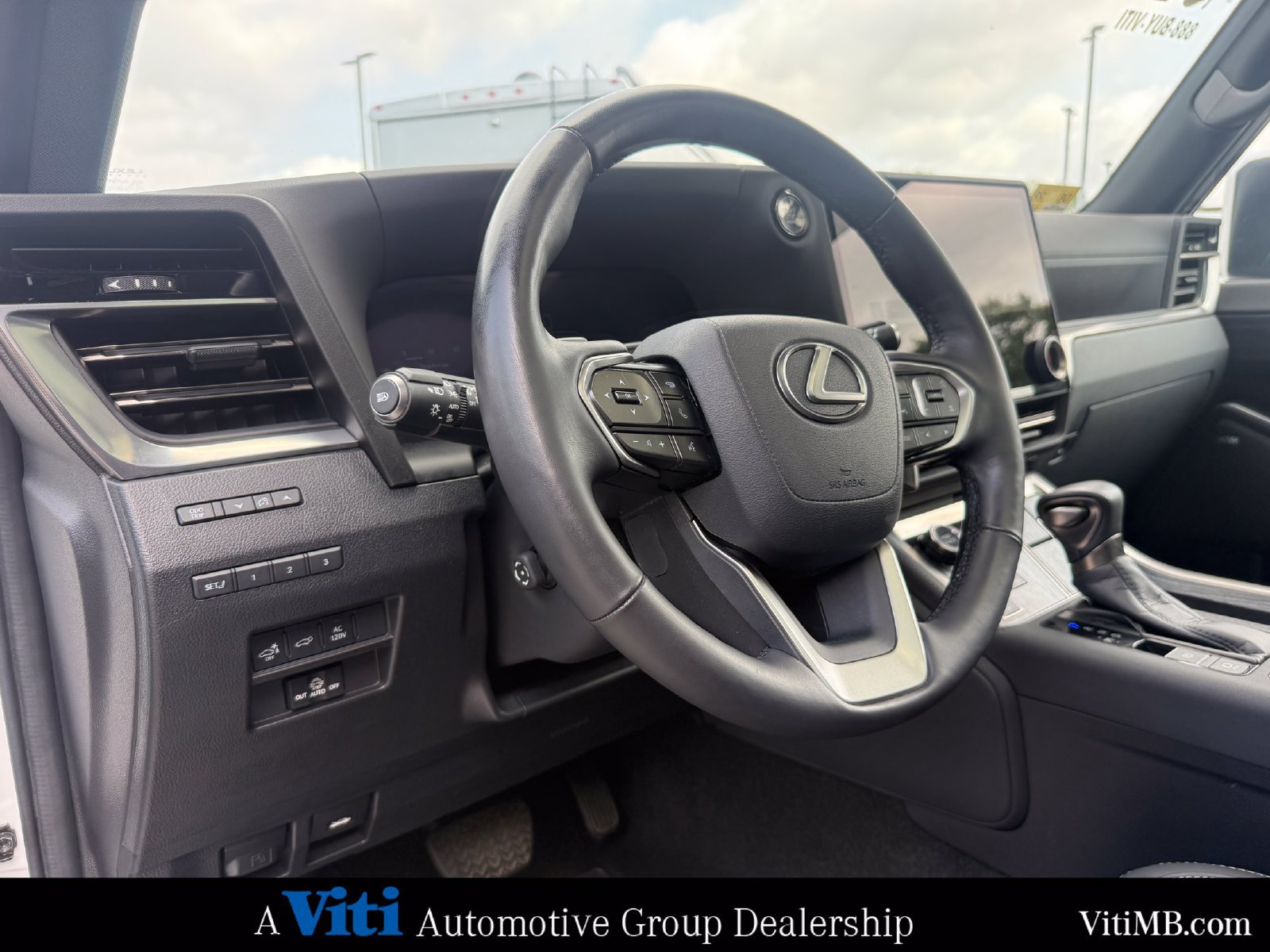 Used 2024 Lexus GX 550 w/ Accessory Package (2T) AWD/4WD image 17