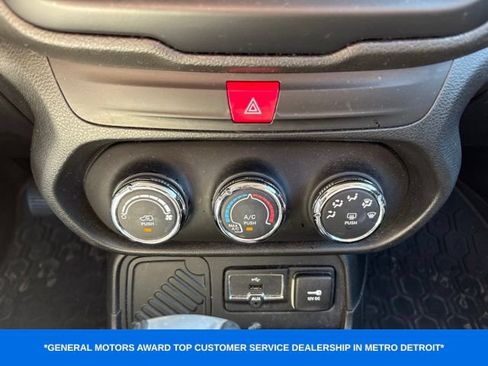 Used 2016 Jeep Renegade Latitude FWD image 9