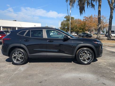 Used 2025 Chevrolet Trax LT w/ LT Convenience Package image 3