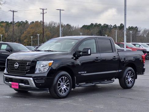 Used 2024 Nissan Titan SV w/ SV Convenience Package image 3