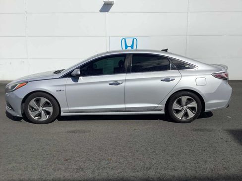 Used 2016 Hyundai Sonata Limited w/ Option Group 02 FWD image 2